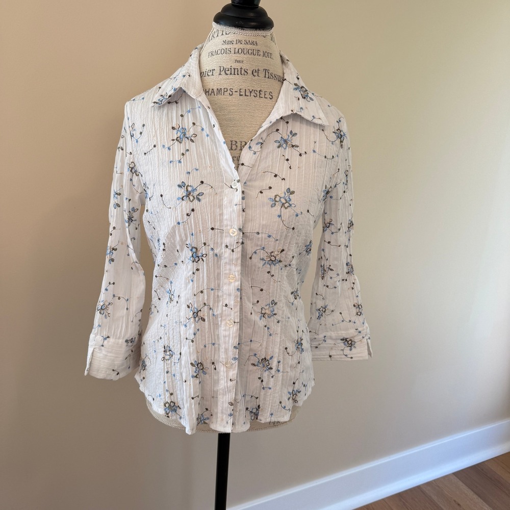 Apt 9‎ Women's White wth Blue Floral Embroidery 3/4 Sleeve Button up Shirt SizeM